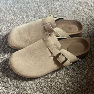 Slippers/Clogs size 8.5 W